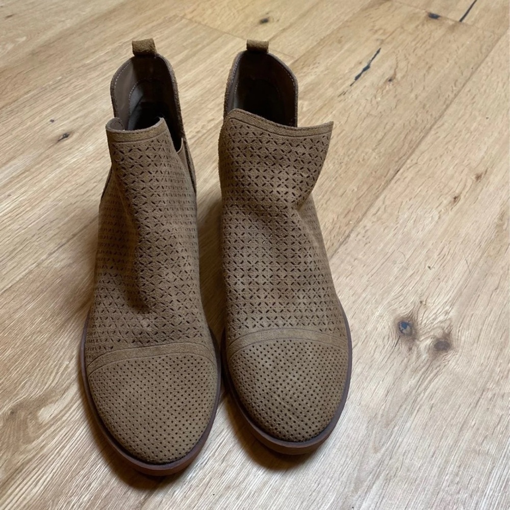 Kenzie Gylnda Laser cut Booties size 9